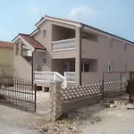 House And Apt. In Pula/Istrien 27345