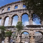 House And Apt. In Pula/Istrien 27345