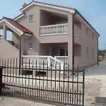 House And Apt. In Pula/Istrien 27345